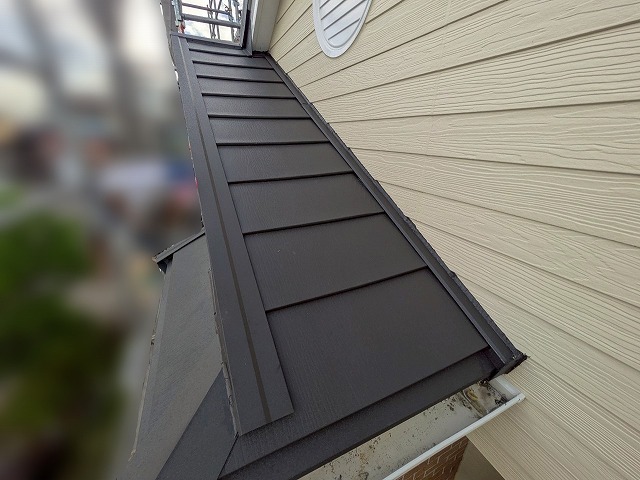 屋根重ね葺きと雨押え板金設置が完了した屋根